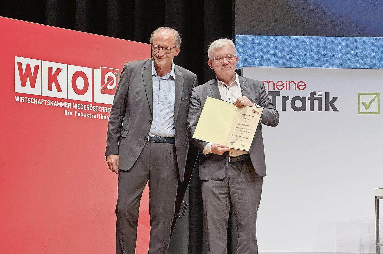 Ernst Koreska wurde verabschiedet und nahm sichtlich gerührt die Ehrennadel der WKO Peter Schweinschwaller entgegen. © Markus Höller