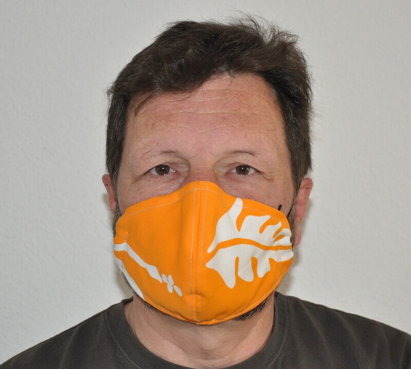 Neben Gesichtsmasken (auch aus Stoff) dürfen nun Desinfektionsmittel mit bis zu 250 ml (bisher 150 ml) verkauft werden.