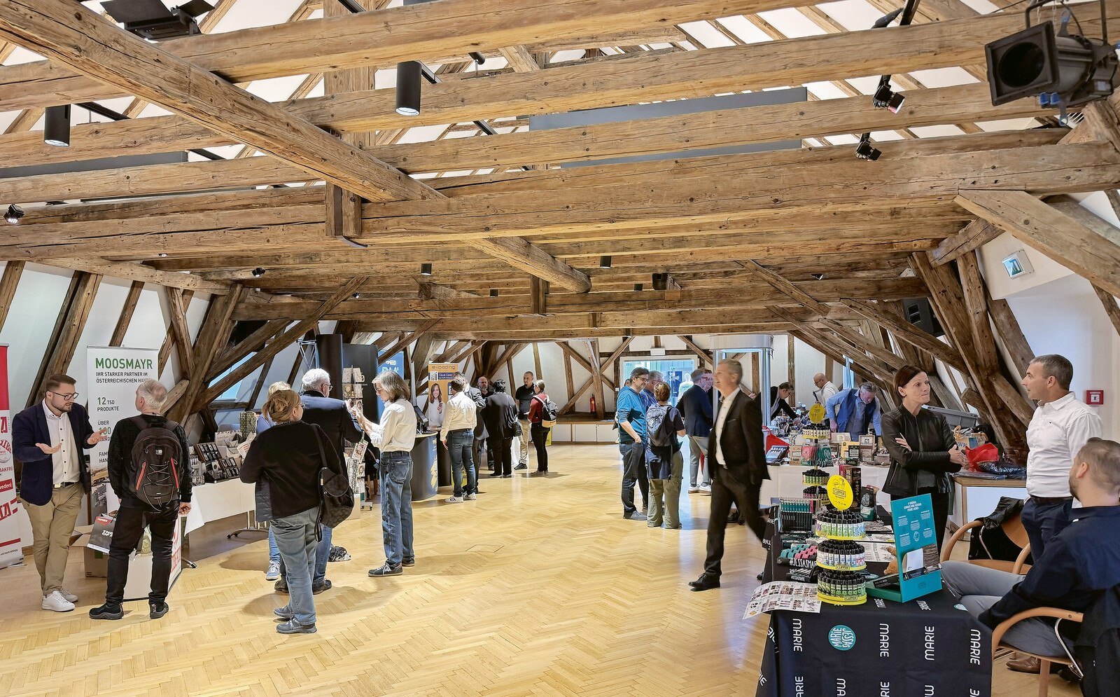 Der Ausstellungsbereich war sprichwörtlich bis unter die Decke gut gefüllt und besucht. © Markus Höller