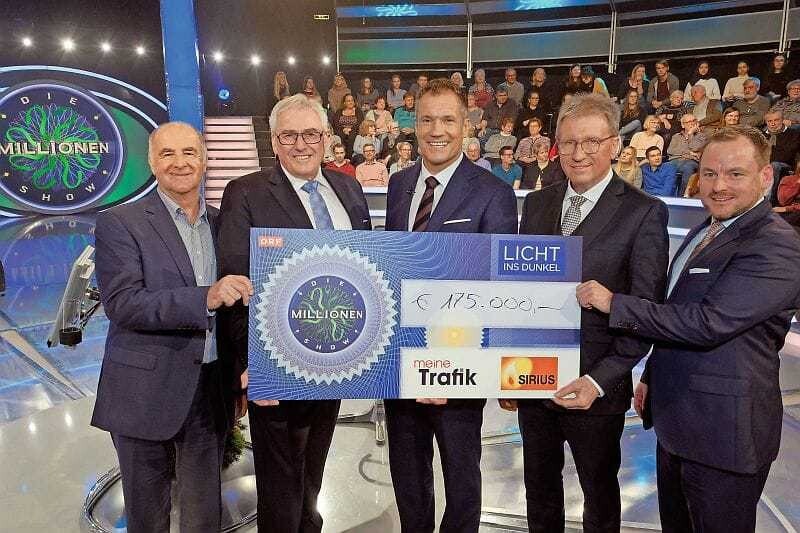 Rupert Waranitsch (Sirius Match) Pius Strobl (ORF - Humanitarian Broadcasting), Moderator Armin Assinger, Kurt Nekola (Präsident LiD) und Hannes Auer (Initiator Feuro) bei der am 2. Dezember ausgestrahlten Promi-Millionenshow.